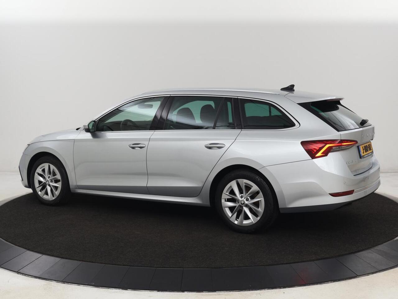 Skoda OCTAVIA 1.5 TSI First Edition | Stoelverwarming | Adaptive cruise | Carplay | Sfeerverlichting | Matrix LED | Navigatie | Parkeerhulp | Keyless | DAB | Virtual Cockpit