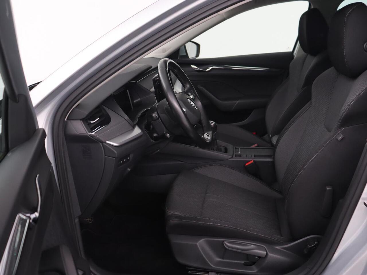 Skoda OCTAVIA 1.5 TSI First Edition | Stoelverwarming | Adaptive cruise | Carplay | Sfeerverlichting | Matrix LED | Navigatie | Parkeerhulp | Keyless | DAB | Virtual Cockpit