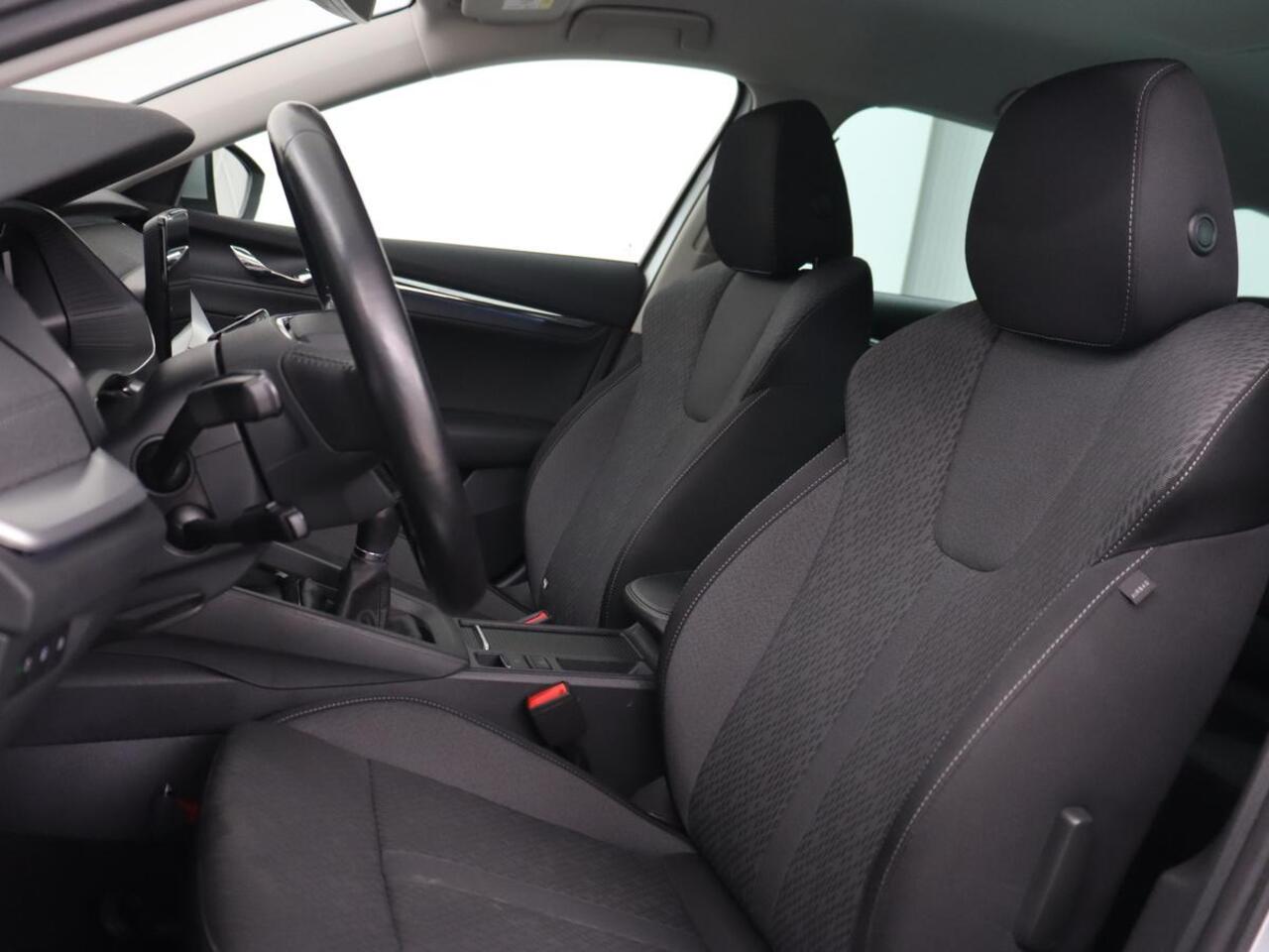 Skoda OCTAVIA 1.5 TSI First Edition | Stoelverwarming | Adaptive cruise | Carplay | Sfeerverlichting | Matrix LED | Navigatie | Parkeerhulp | Keyless | DAB | Virtual Cockpit