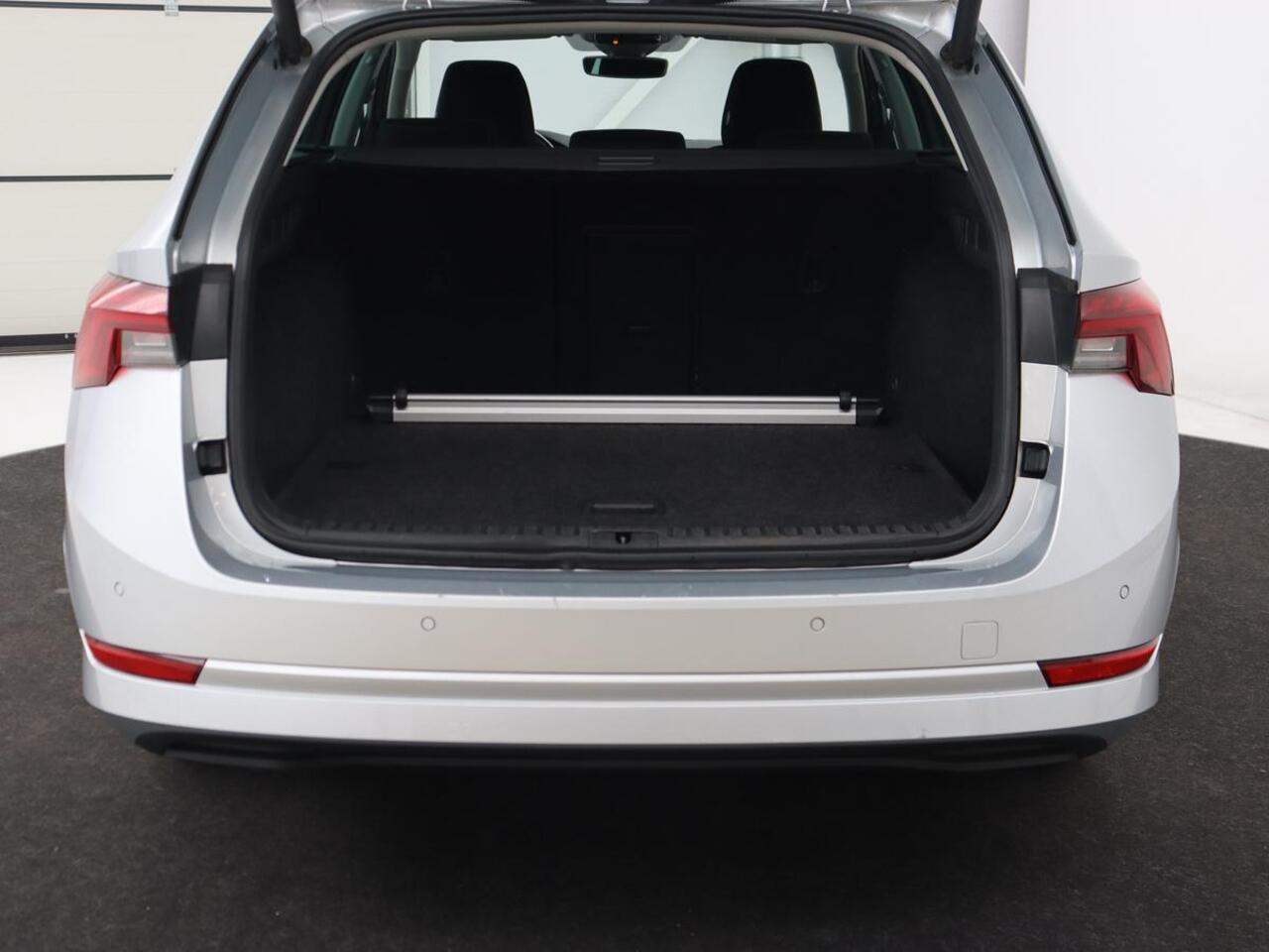 Skoda OCTAVIA 1.5 TSI First Edition | Stoelverwarming | Adaptive cruise | Carplay | Sfeerverlichting | Matrix LED | Navigatie | Parkeerhulp | Keyless | DAB | Virtual Cockpit