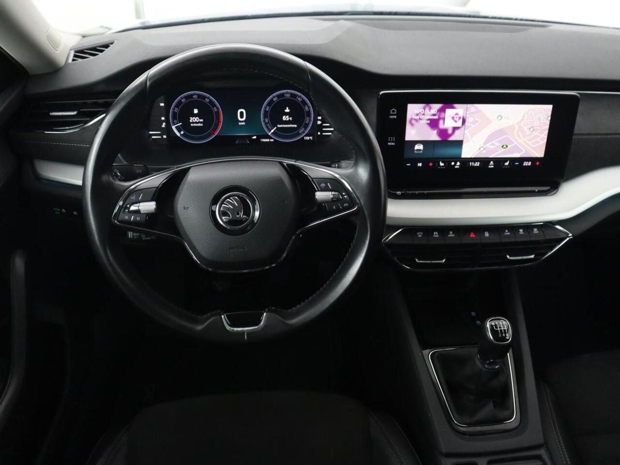 Skoda OCTAVIA 1.5 TSI First Edition | Panoramadak | Trekhaak | Stoelverwarming | Matrix LED | Adaptive cruise | Sfeerverlichting | Carplay | Keyless | Virtual Cockpit | 18'' | Half leder | Climate control