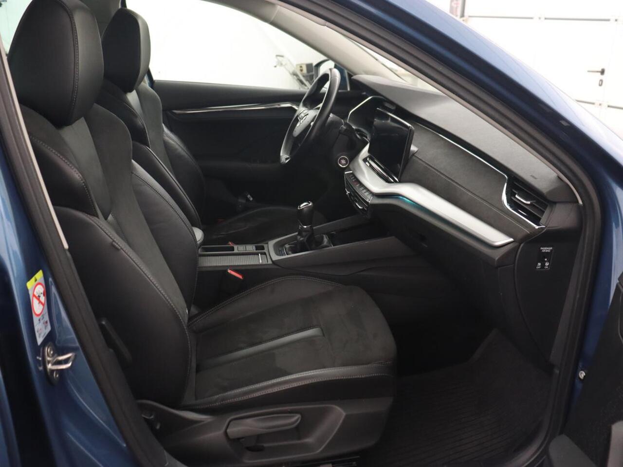 Skoda OCTAVIA 1.5 TSI First Edition | Panoramadak | Trekhaak | Stoelverwarming | Matrix LED | Adaptive cruise | Sfeerverlichting | Carplay | Keyless | Virtual Cockpit | 18'' | Half leder | Climate control