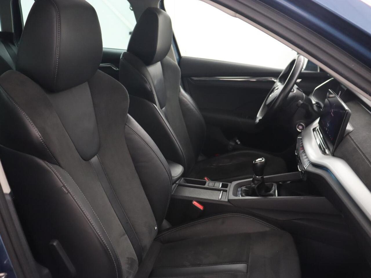 Skoda OCTAVIA 1.5 TSI First Edition | Panoramadak | Trekhaak | Stoelverwarming | Matrix LED | Adaptive cruise | Sfeerverlichting | Carplay | Keyless | Virtual Cockpit | 18'' | Half leder | Climate control