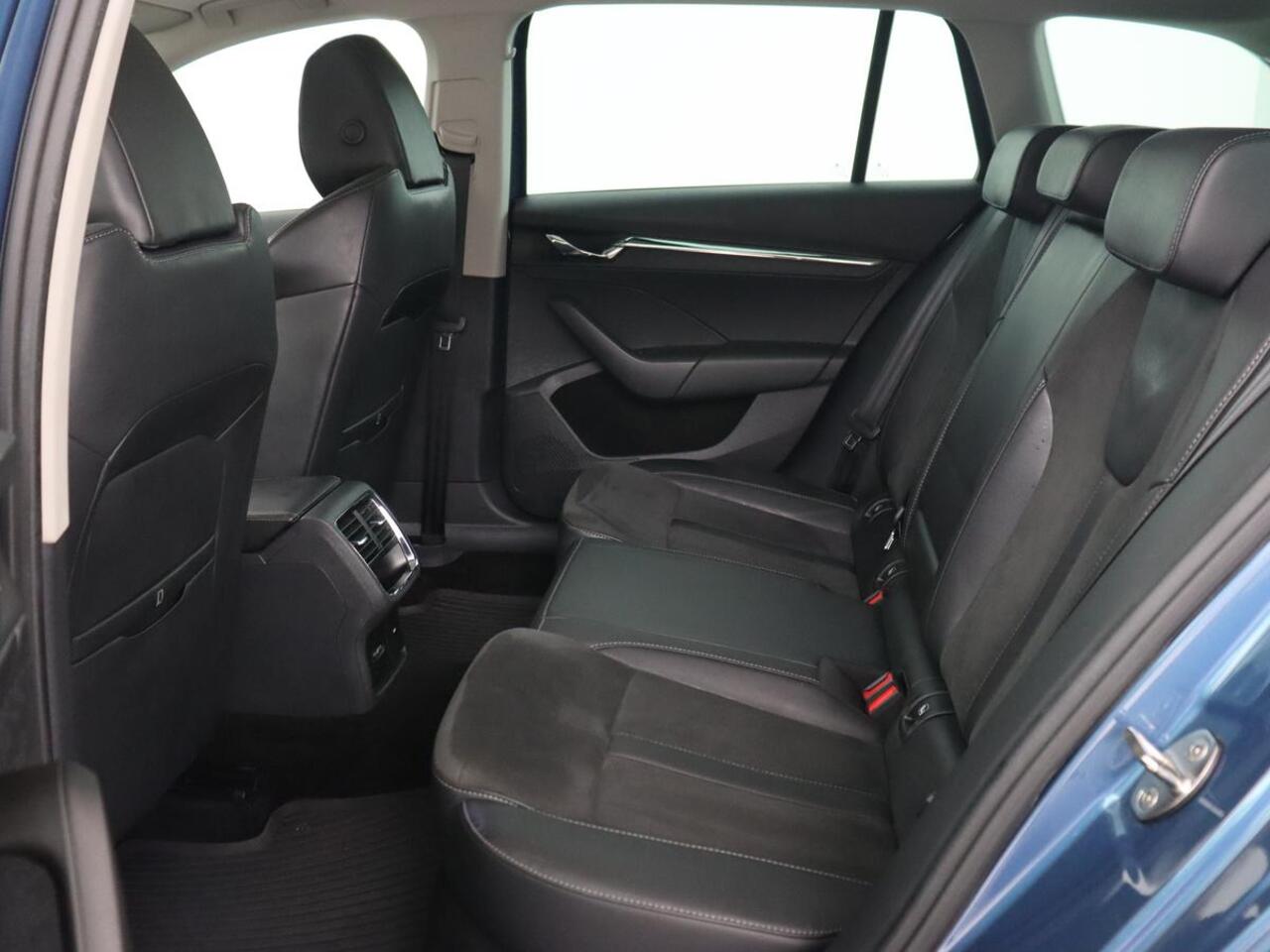 Skoda OCTAVIA 1.5 TSI First Edition | Panoramadak | Trekhaak | Stoelverwarming | Matrix LED | Adaptive cruise | Sfeerverlichting | Carplay | Keyless | Virtual Cockpit | 18'' | Half leder | Climate control