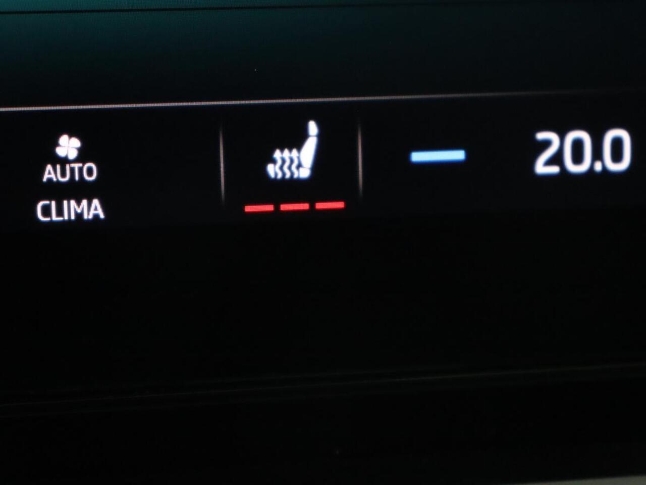 Skoda OCTAVIA 1.5 TSI First Edition | Panoramadak | Trekhaak | Stoelverwarming | Matrix LED | Adaptive cruise | Sfeerverlichting | Carplay | Keyless | Virtual Cockpit | 18'' | Half leder | Climate control