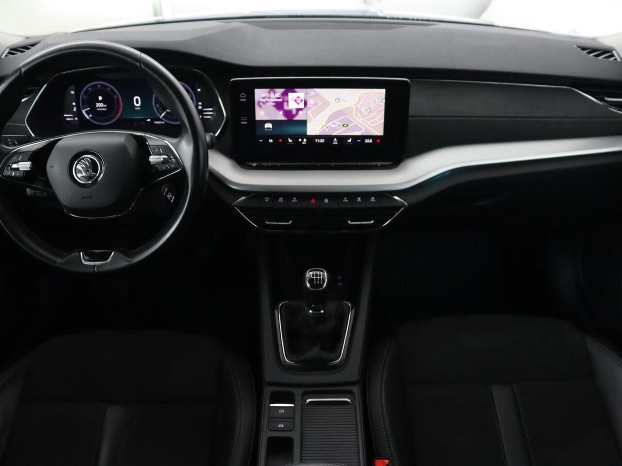 Skoda OCTAVIA 1.5 TSI First Edition | Panoramadak | Trekhaak | Stoelverwarming | Matrix LED | Adaptive cruise | Sfeerverlichting | Carplay | Keyless | Virtual Cockpit | 18'' | Half leder | Climate control