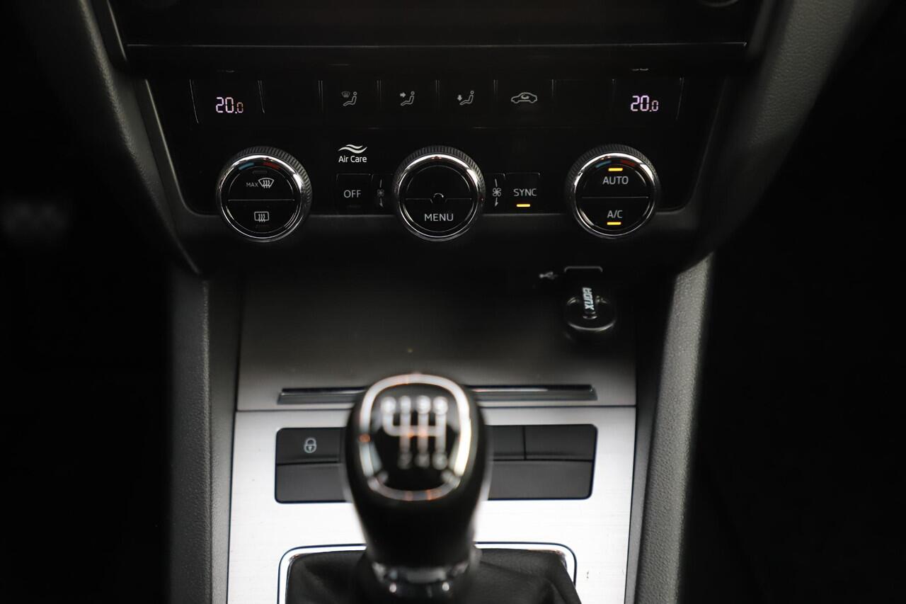 Skoda OCTAVIA Combi 1.0 TSI Greentech Business Edition NAP Trekhaak LMV Navigatie Carplay Android Climate Cruise Control LED Parkeersensor