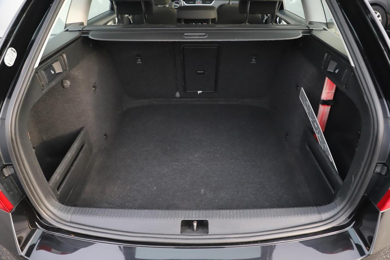 Skoda OCTAVIA Combi 1.0 TSI Greentech Business Edition NAP Trekhaak LMV Navigatie Carplay Android Climate Cruise Control LED Parkeersensor