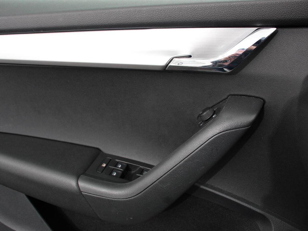 Skoda OCTAVIA Combi 1.0 TSI 115pk Sport Business | Navigatie | Climate Control | Trekhaak | Extra Getint Glas | Lichtmetalen Velgen | Parkeer sensoren