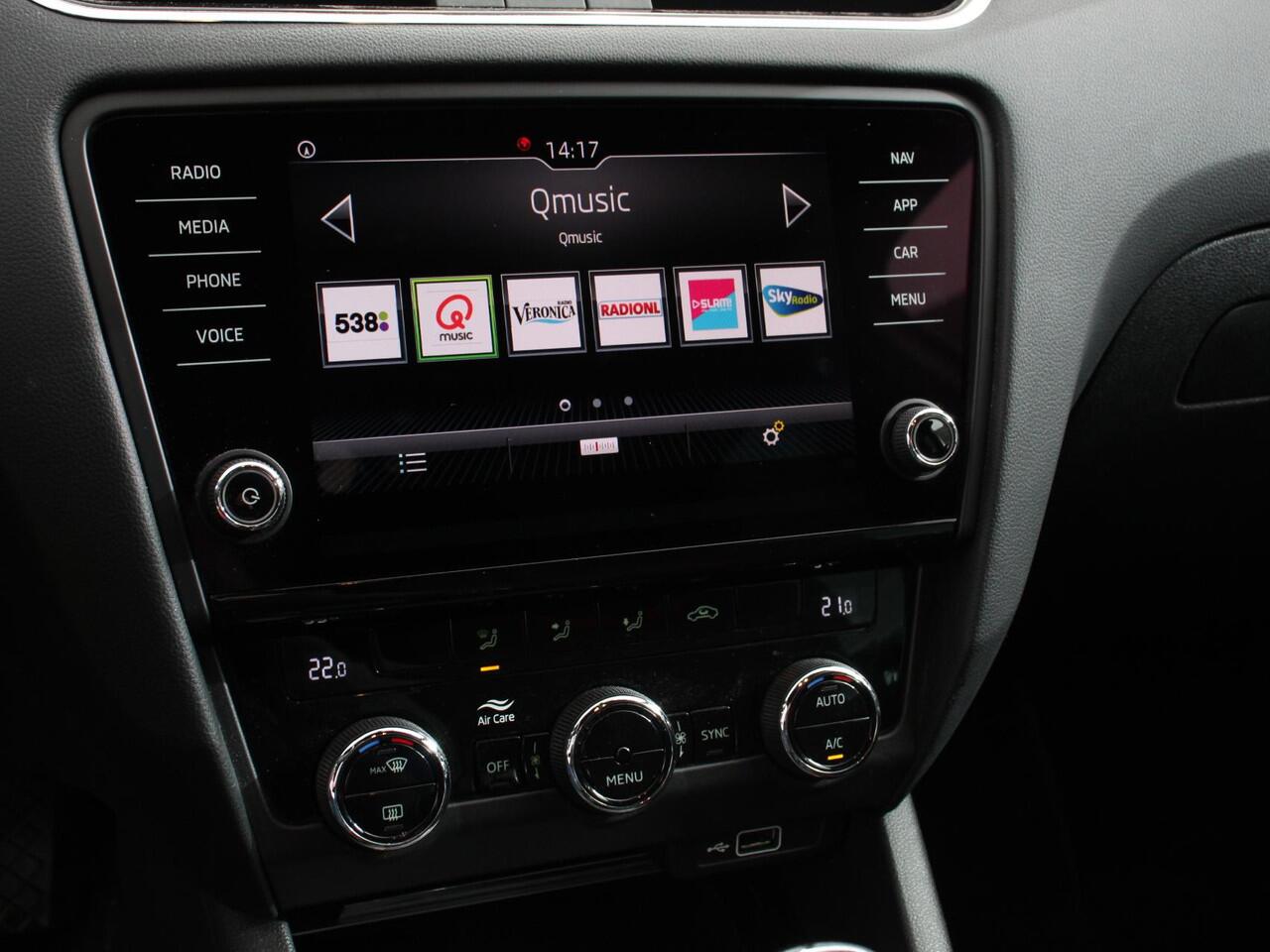 Skoda OCTAVIA Combi 1.0 TSI 115pk Sport Business | Navigatie | Climate Control | Trekhaak | Extra Getint Glas | Lichtmetalen Velgen | Parkeer sensoren