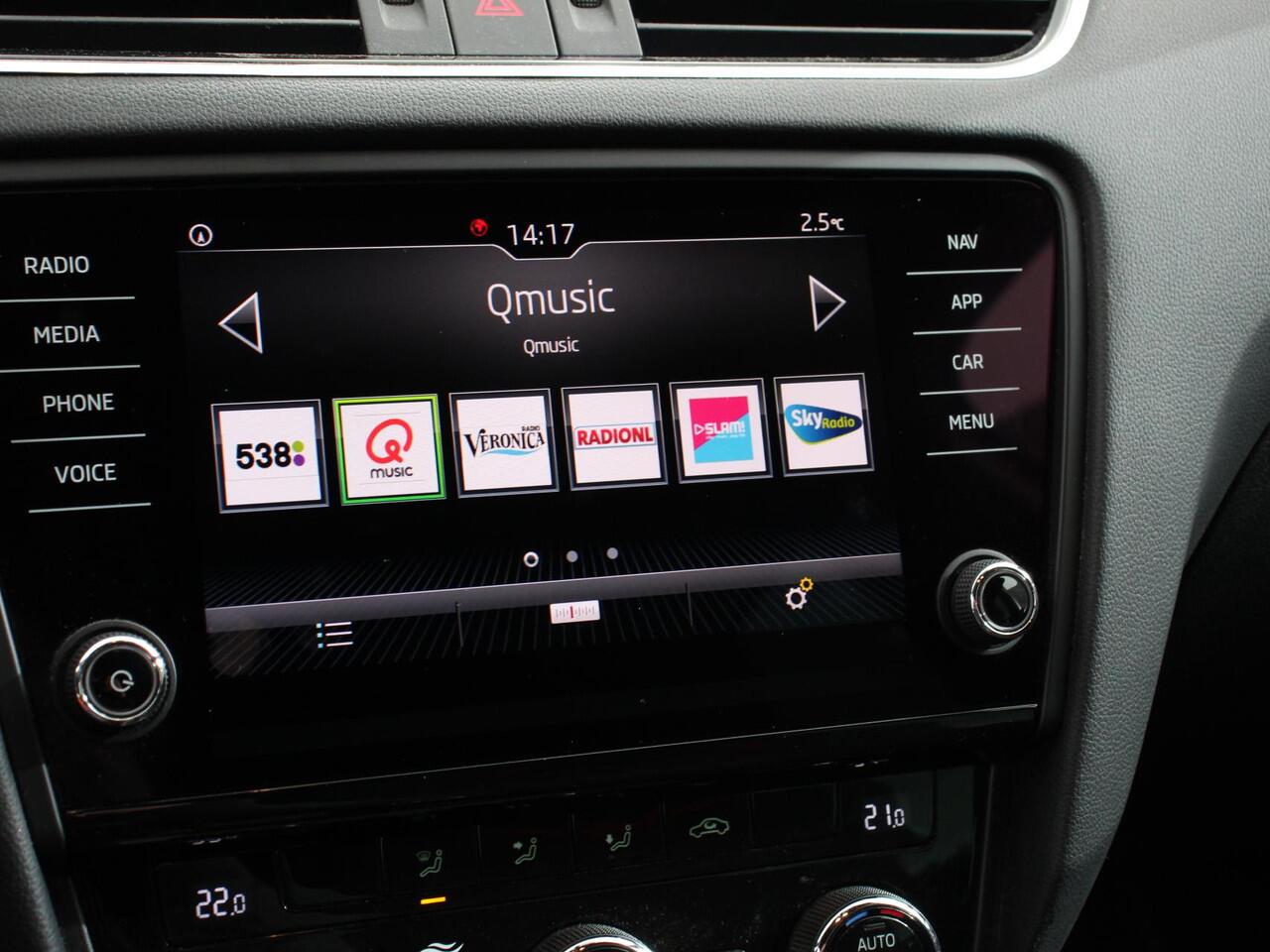 Skoda OCTAVIA Combi 1.0 TSI 115pk Sport Business | Navigatie | Climate Control | Trekhaak | Extra Getint Glas | Lichtmetalen Velgen | Parkeer sensoren