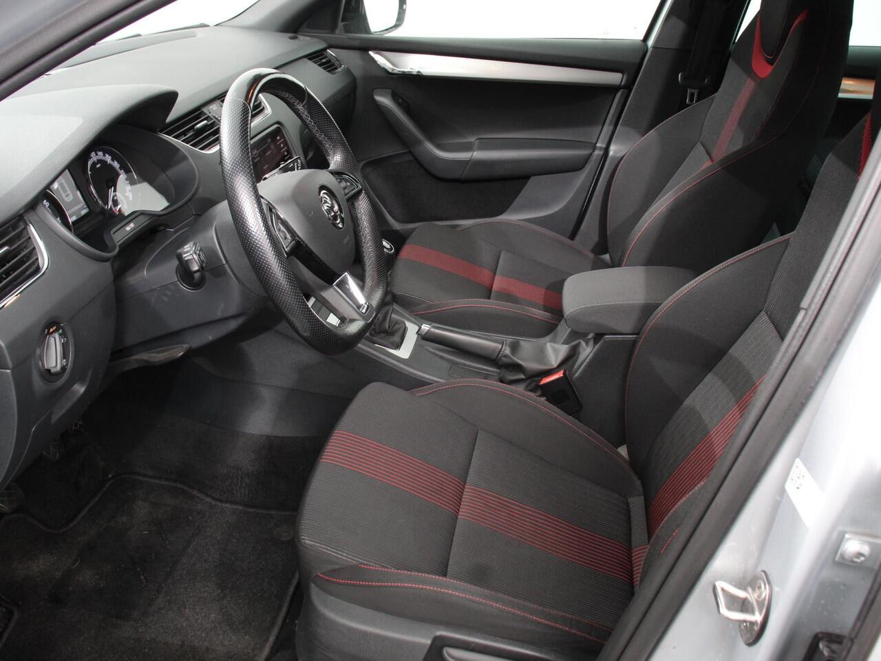 Skoda OCTAVIA Combi 1.0 TSI 115pk Sport Business | Navigatie | Climate Control | Trekhaak | Extra Getint Glas | Lichtmetalen Velgen | Parkeer sensoren