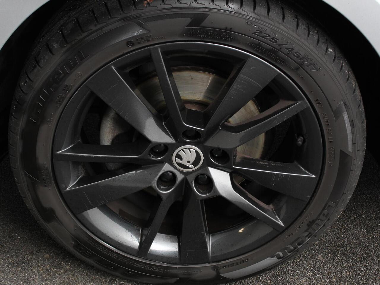 Skoda OCTAVIA Combi 1.0 TSI 115pk Sport Business | Navigatie | Climate Control | Trekhaak | Extra Getint Glas | Lichtmetalen Velgen | Parkeer sensoren