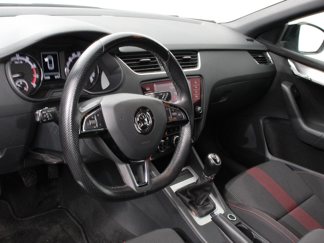 Skoda OCTAVIA Combi 1.0 TSI 115pk Sport Business | Navigatie | Climate Control | Trekhaak | Extra Getint Glas | Lichtmetalen Velgen | Parkeer sensoren