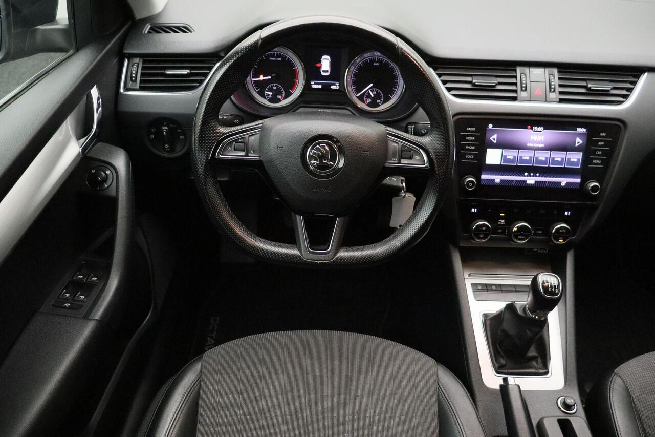 Skoda OCTAVIA Combi 1.0 TSI Greentech Business Edition 2020 | Airco | Navigatie | Cruise Control | Stoelverwarming | Parkeersensoren | Stuurwiel Multifunctioneel | Onderhoudshistorie | Boekjes | Nationale Autopas