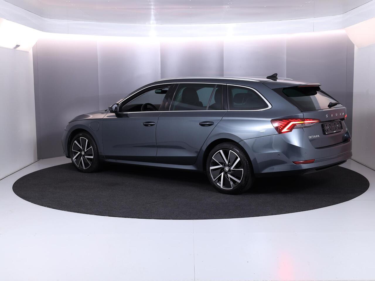 Skoda OCTAVIA Combi 1.4 TSI iV PHEV Business Edition Plus 204 pk Automaat (DSG) | Navigatie | Parkeersensoren (Park assist) | Achteruitrijcamera | Adaptieve cruise control | Stoelverwarming v/a | Elektr. voorstoelen met geheugen |