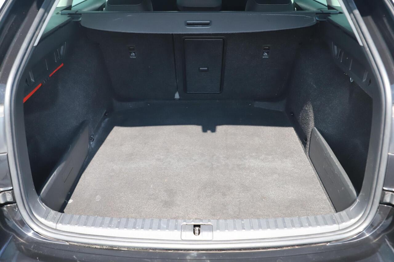 Skoda OCTAVIA Combi 1.0 TSI Business Edition Virtual Navigatie Carplay Android Clima Cruise Sfeerverlichting LED Lane Assist 16 inch LMV