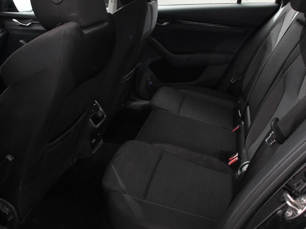 Skoda OCTAVIA Combi 1.0 TSI 110pk Business Edition | Navigatie | Apple Carplay/Android Auto | Climate Control | Lichtmetalen Velgen |