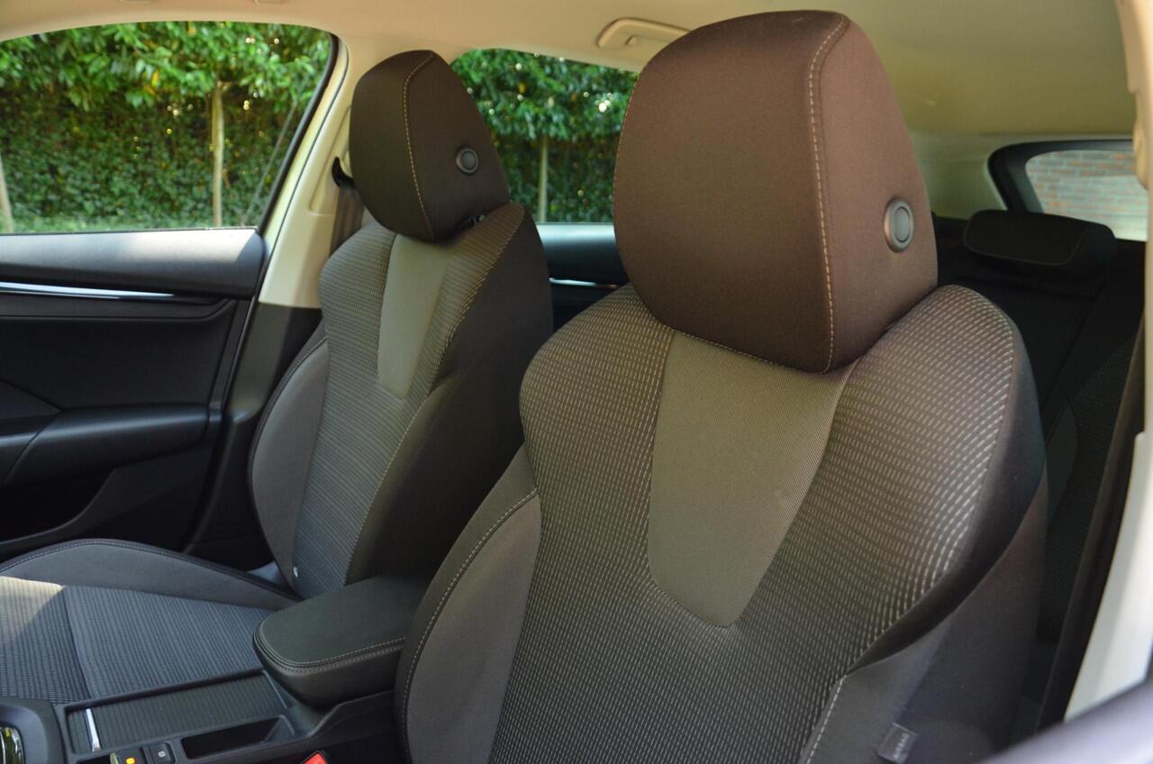 Skoda OCTAVIA Combi 1.0 TSI Business Edition Led/Navi/Pdc/Ecc/Stoelverwarming/Virtueel dashboard/Privacy-Glass/Cr-Controle/17-Inch Lmv/Apple Carplay/Android Auto/Trekhaak-Wegklapbaar