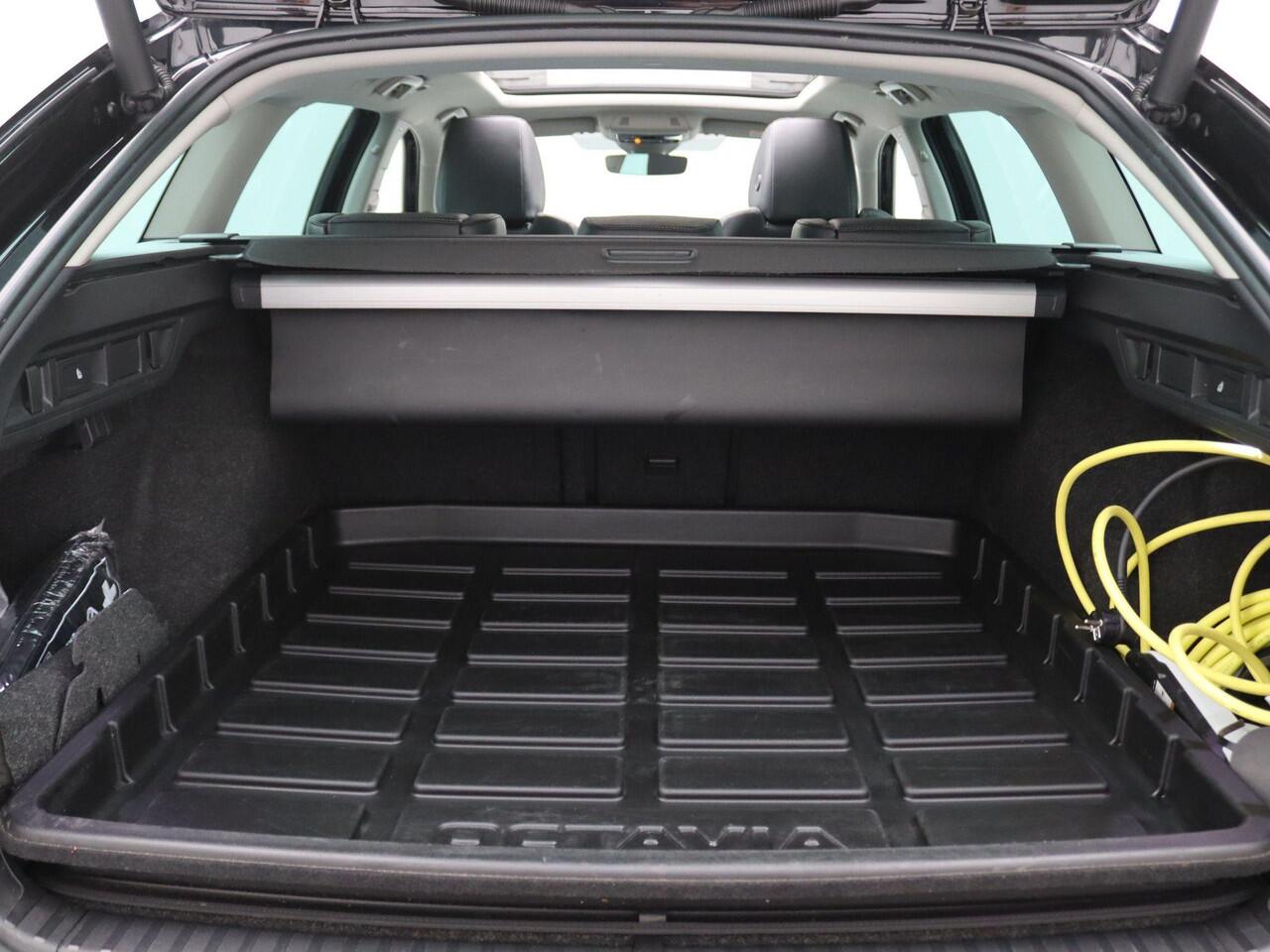 Skoda OCTAVIA Combi 1.4 TSI iV PHEV Business Edition Plus Head-up display, Leder, Panoramadak, 18" Perseus, Standkachel, Matrix Led, Elek. achterklep, Adaptive Cruise Control, Elek. stoelen, Ventilatie stoelen, Stoelverwarming achter