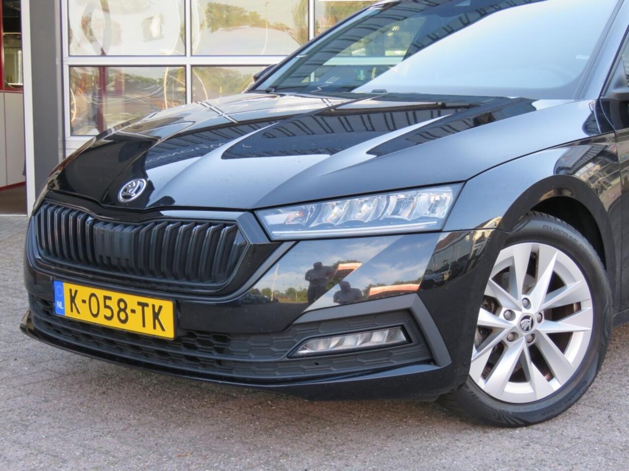 Skoda OCTAVIA 1.0 e-TSI DSG-aut. Sport Business / Sportstoelen / Navi / Zwarte hemel / BOVAG garantie