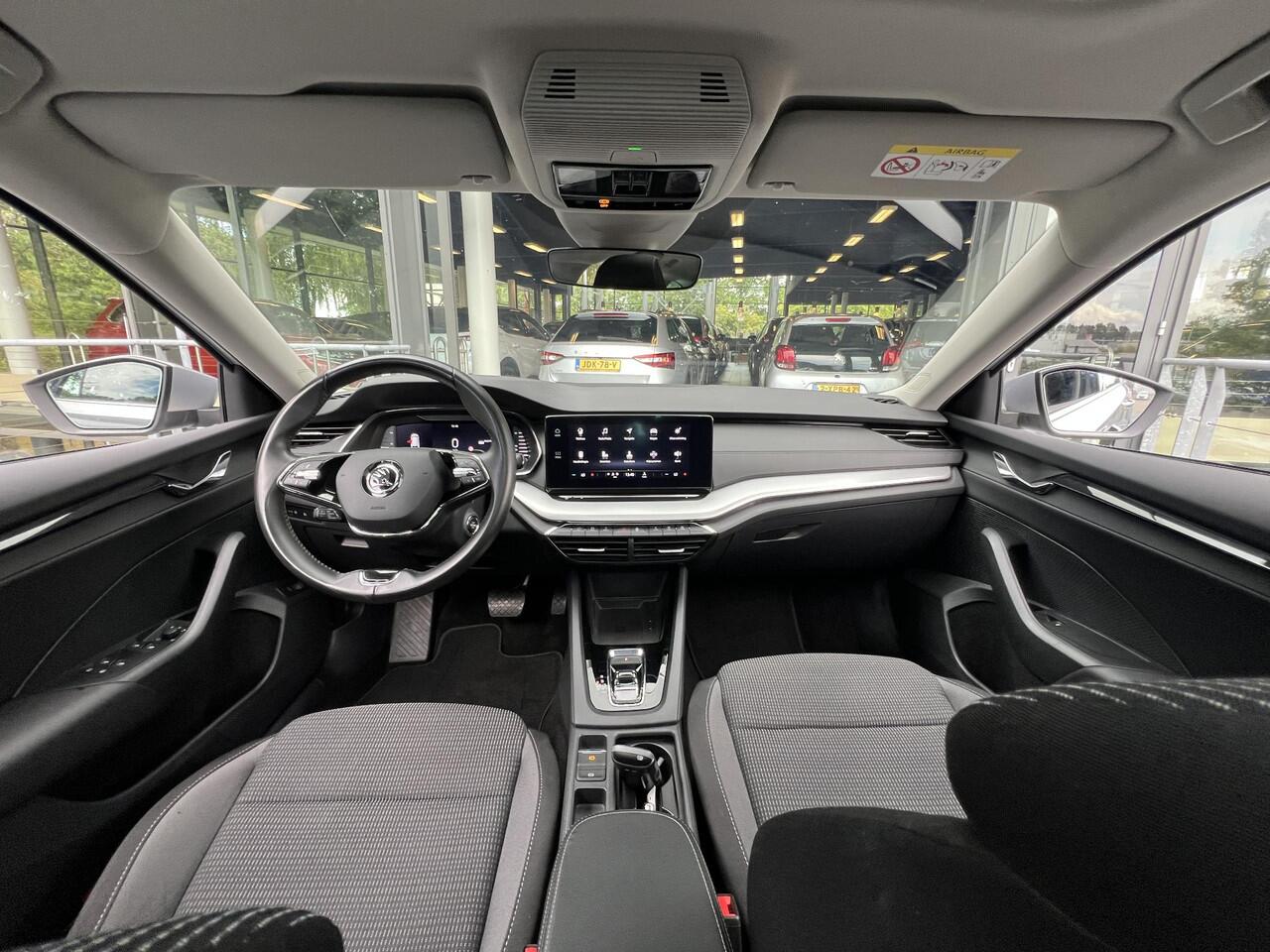 Skoda OCTAVIA Combi 1.0 e-TSI Business Edition Automaat 110PK | Panoramadak | Trekhaak | Adaptieve Cruise Control