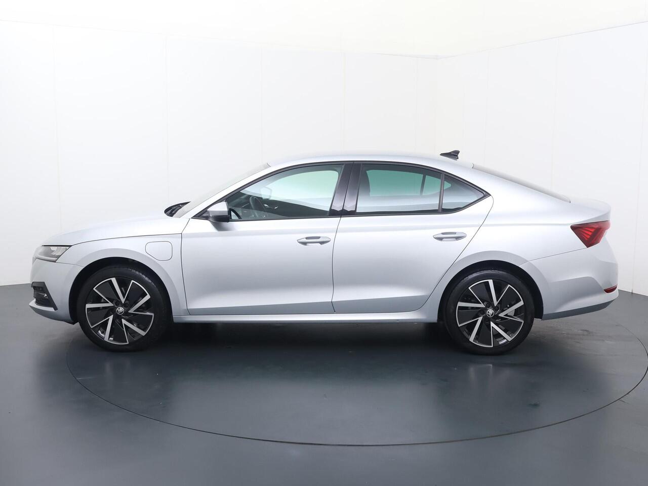 Skoda OCTAVIA 1.4 TSI iV PHEV Business Edition | 204 PK | SoH 94 % | Adaptive Cruisecontrol | Achteruitrij camera | Stoelverwarming