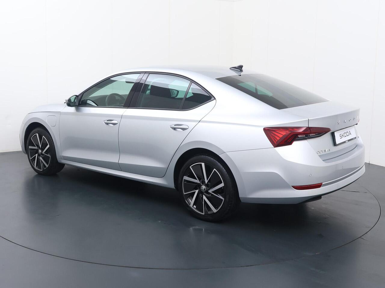 Skoda OCTAVIA 1.4 TSI iV PHEV Business Edition | 204 PK | SoH 94 % | Adaptive Cruisecontrol | Achteruitrij camera | Stoelverwarming