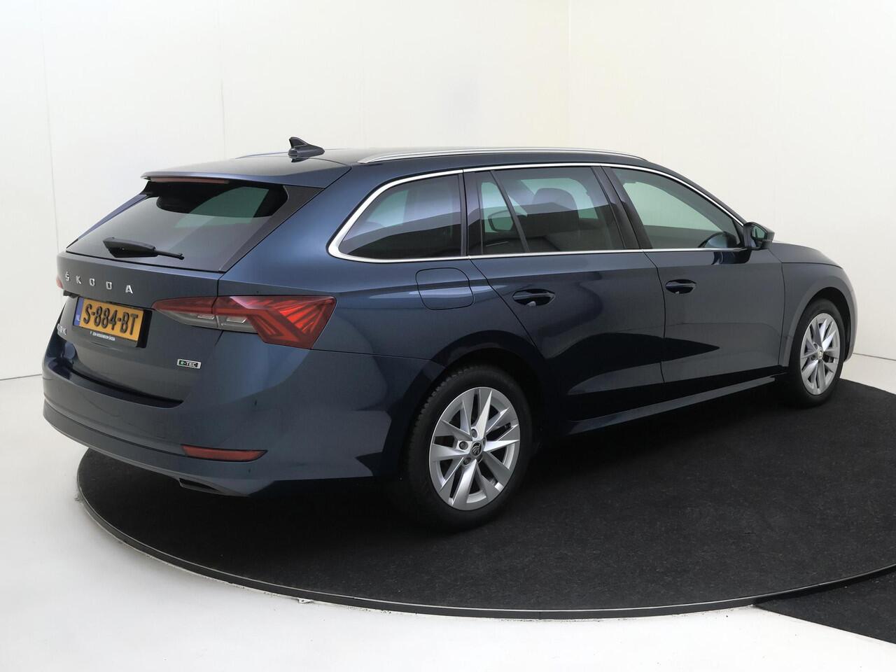 Skoda OCTAVIA Combi 1.0 e-TSI Business Edition | Trekhaak | Head-up display | Keyless | Achteruitrijcamera | Navigatie | Stoelverwarming | Dodehoek detectie | Cruise control |