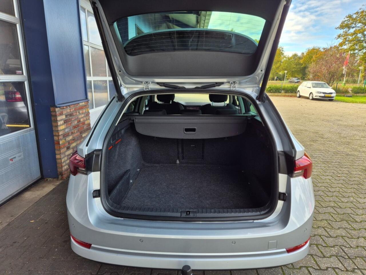 Skoda OCTAVIA Octavia Combi,1.5 e-TSI Business Edition, Trekhaak, 1500KG, Camer, stoel verwarming, VC, Automaat