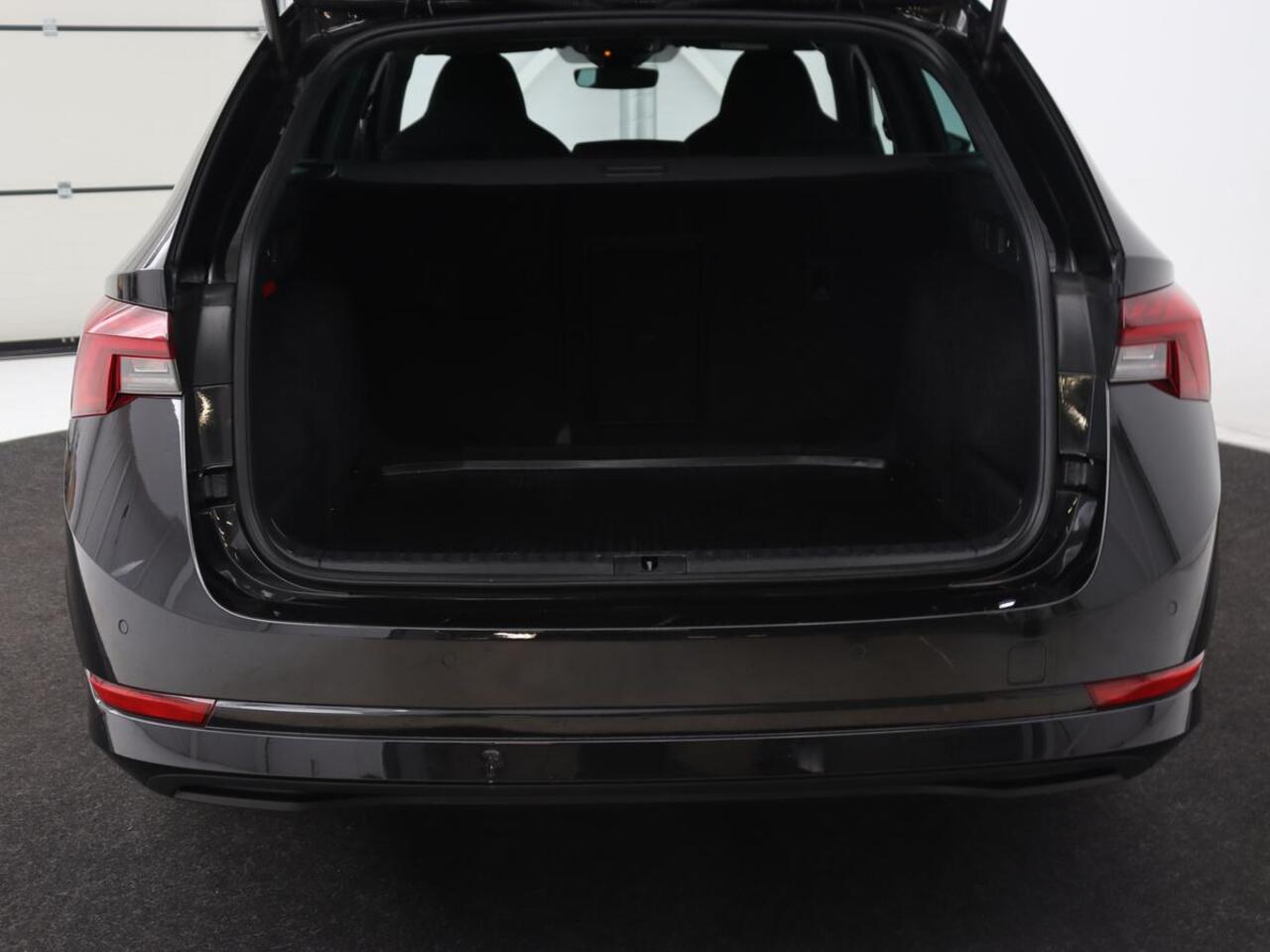 Skoda OCTAVIA 1.0 e-TSI Sport | Carplay | Sfeerverlichting | Sportstoelen | Navigatie | Parkeerhulp | Climate control | Cruise control