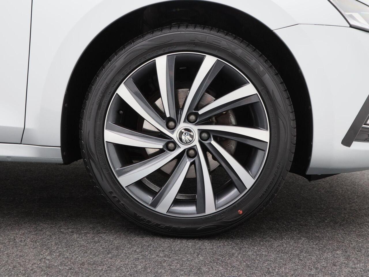 Skoda OCTAVIA Combi 1.5 e-TSi 150 Pk Automaat Business Edition Plus | Matrix LED | Panoramadak | Camera | Trekhaak | Travel Assist | Climate | 18 Inch | 69.188 Km!!