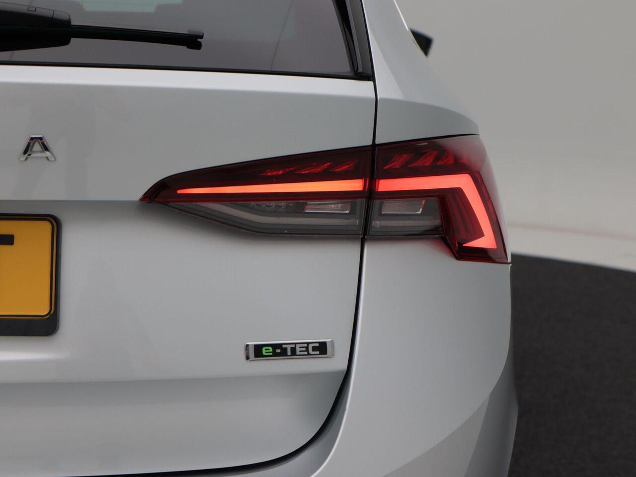 Skoda OCTAVIA Combi 1.5 e-TSi 150 Pk Automaat Business Edition Plus | Matrix LED | Panoramadak | Camera | Trekhaak | Travel Assist | Climate | 18 Inch | 69.188 Km!!