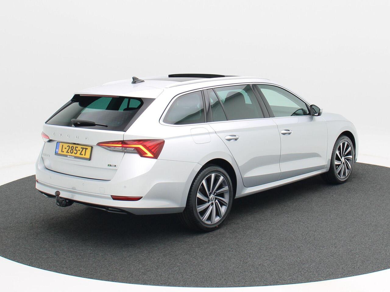 Skoda OCTAVIA Combi 1.5 e-TSi 150 Pk Automaat Business Edition Plus | Matrix LED | Panoramadak | Camera | Trekhaak | Travel Assist | Climate | 18 Inch | 69.188 Km!!