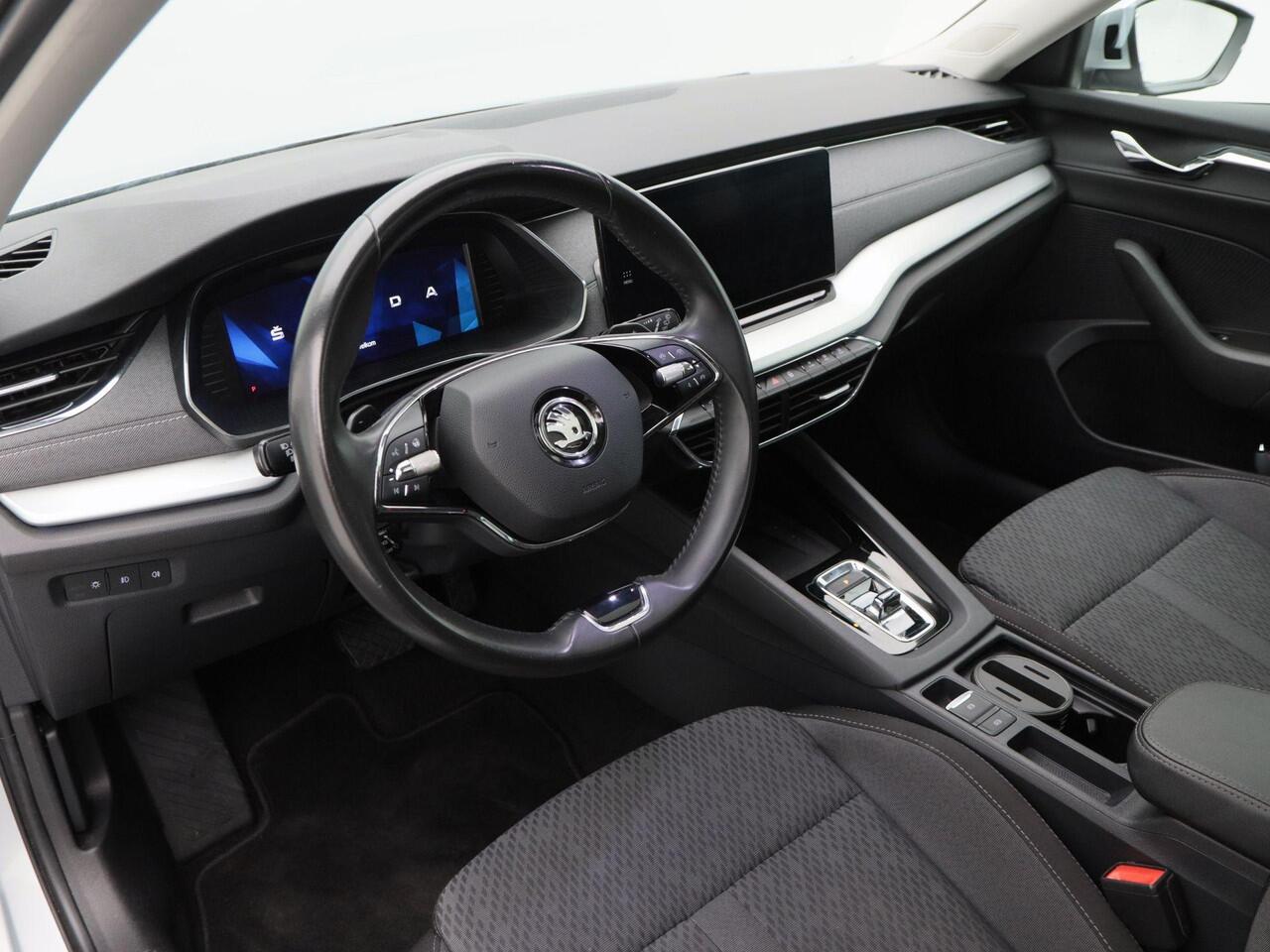 Skoda OCTAVIA Combi 1.5 e-TSi 150 Pk Automaat Business Edition Plus | Matrix LED | Panoramadak | Camera | Trekhaak | Travel Assist | Climate | 18 Inch | 69.188 Km!!