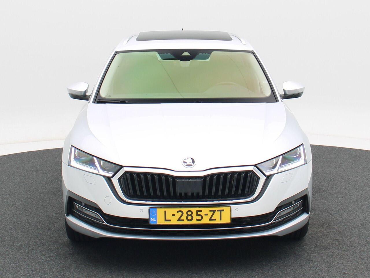 Skoda OCTAVIA Combi 1.5 e-TSi 150 Pk Automaat Business Edition Plus | Matrix LED | Panoramadak | Camera | Trekhaak | Travel Assist | Climate | 18 Inch | 69.188 Km!!