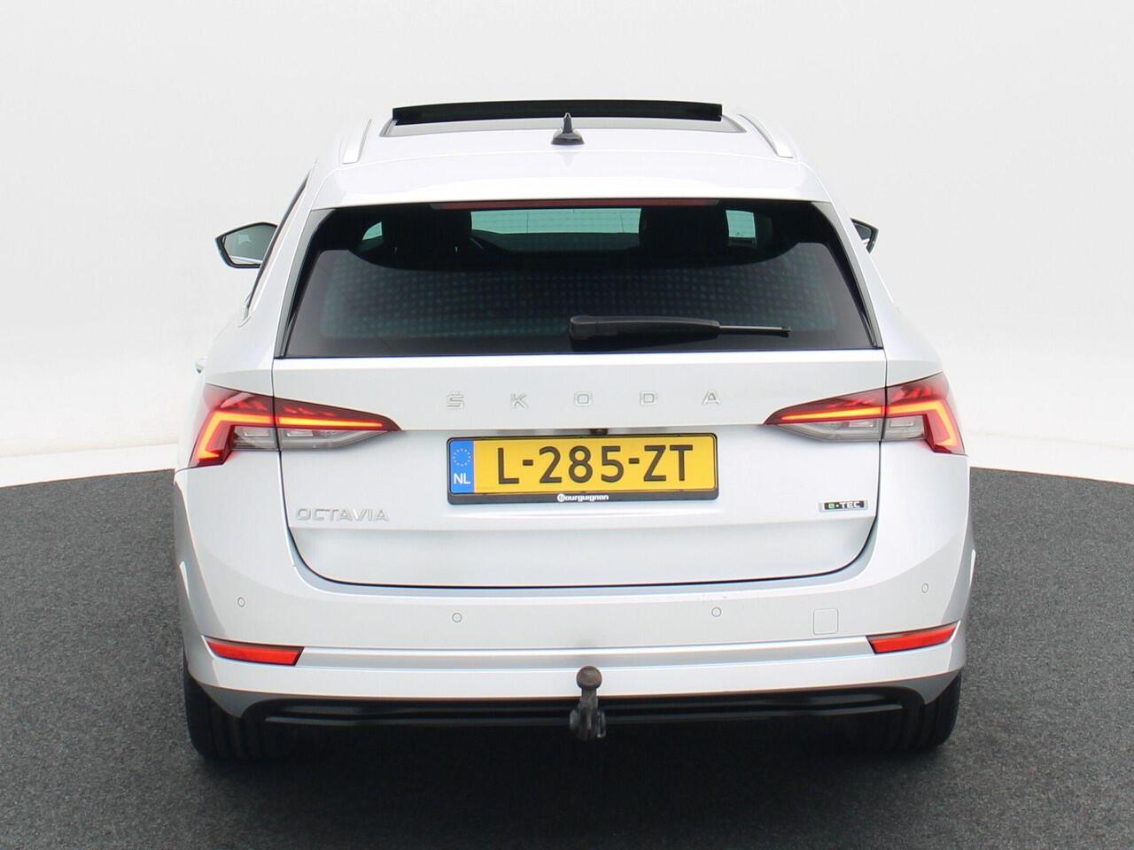 Skoda OCTAVIA Combi 1.5 e-TSi 150 Pk Automaat Business Edition Plus | Matrix LED | Panoramadak | Camera | Trekhaak | Travel Assist | Climate | 18 Inch | 69.188 Km!!