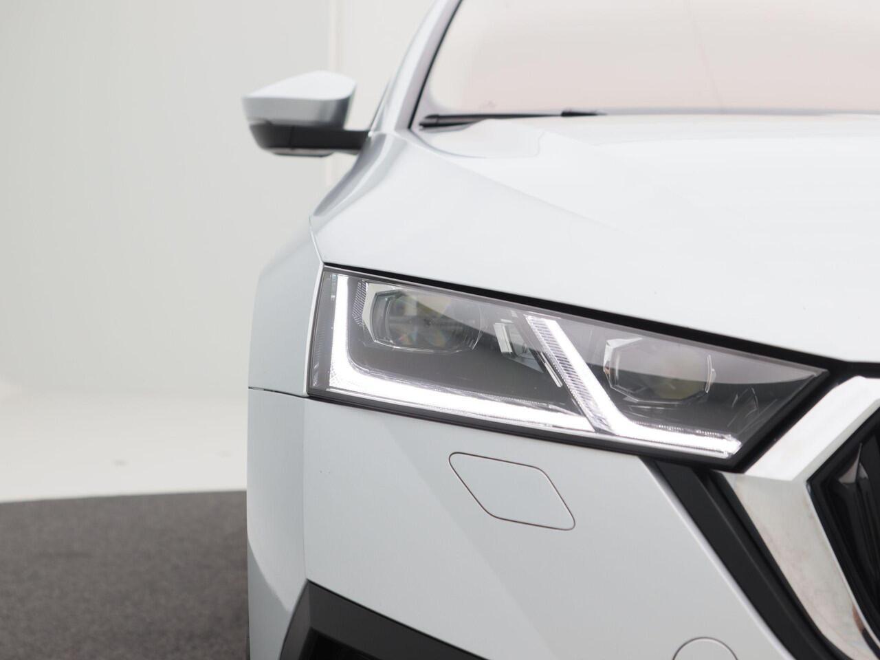 Skoda OCTAVIA Combi 1.5 e-TSi 150 Pk Automaat Business Edition Plus | Matrix LED | Panoramadak | Camera | Trekhaak | Travel Assist | Climate | 18 Inch | 69.188 Km!!