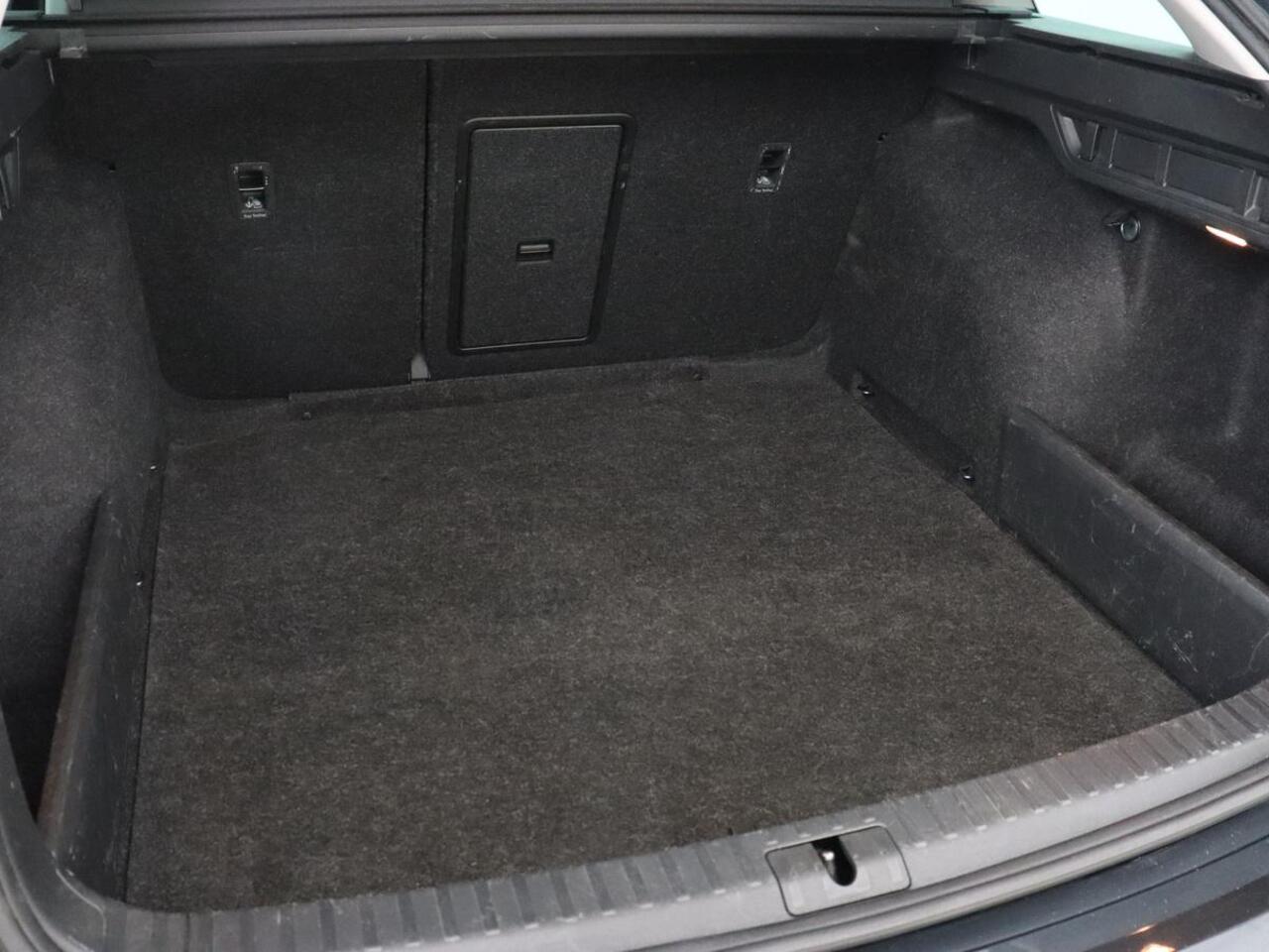 Skoda OCTAVIA 1.0 TSI Business Edition | Carplay | Navigatie | Chroom Pakket | Parkeerhulp | Full LED | Getint glas | Climate control | Cruise control | Bluetooth | Virtual Cockpit | Keyless start | 18'' lichtmetalen velgen