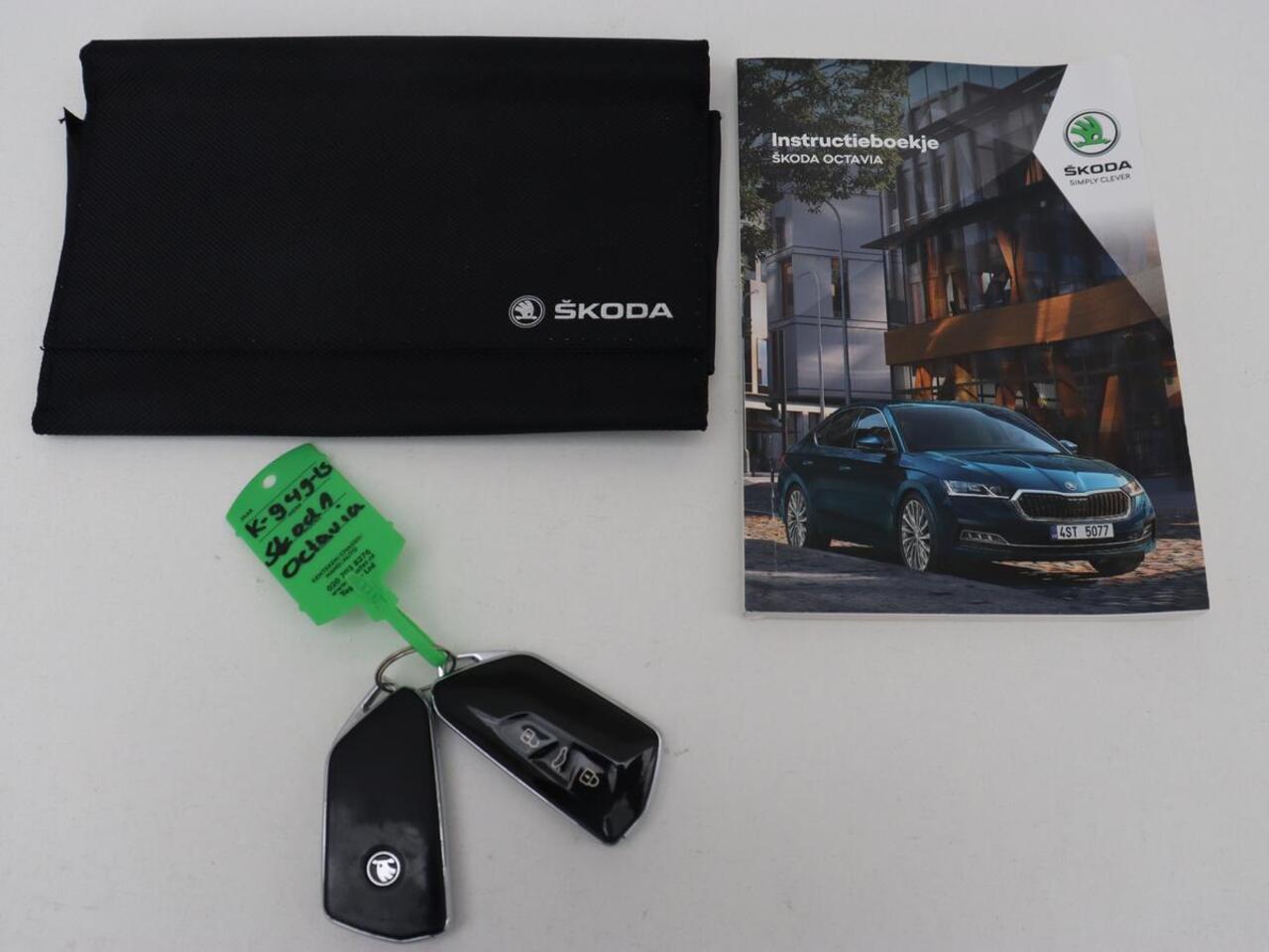 Skoda OCTAVIA 1.0 TSI Business Edition | Carplay | Navigatie | Chroom Pakket | Parkeerhulp | Full LED | Getint glas | Climate control | Cruise control | Bluetooth | Virtual Cockpit | Keyless start | 18'' lichtmetalen velgen