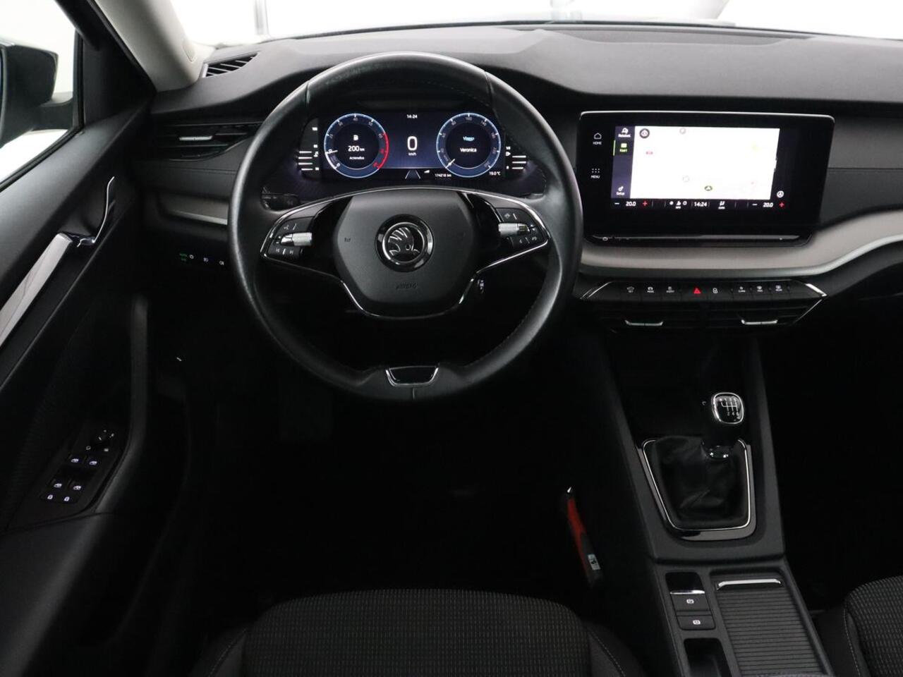 Skoda OCTAVIA 1.0 TSI Business Edition | Carplay | Navigatie | Chroom Pakket | Parkeerhulp | Full LED | Getint glas | Climate control | Cruise control | Bluetooth | Virtual Cockpit | Keyless start | 18'' lichtmetalen velgen