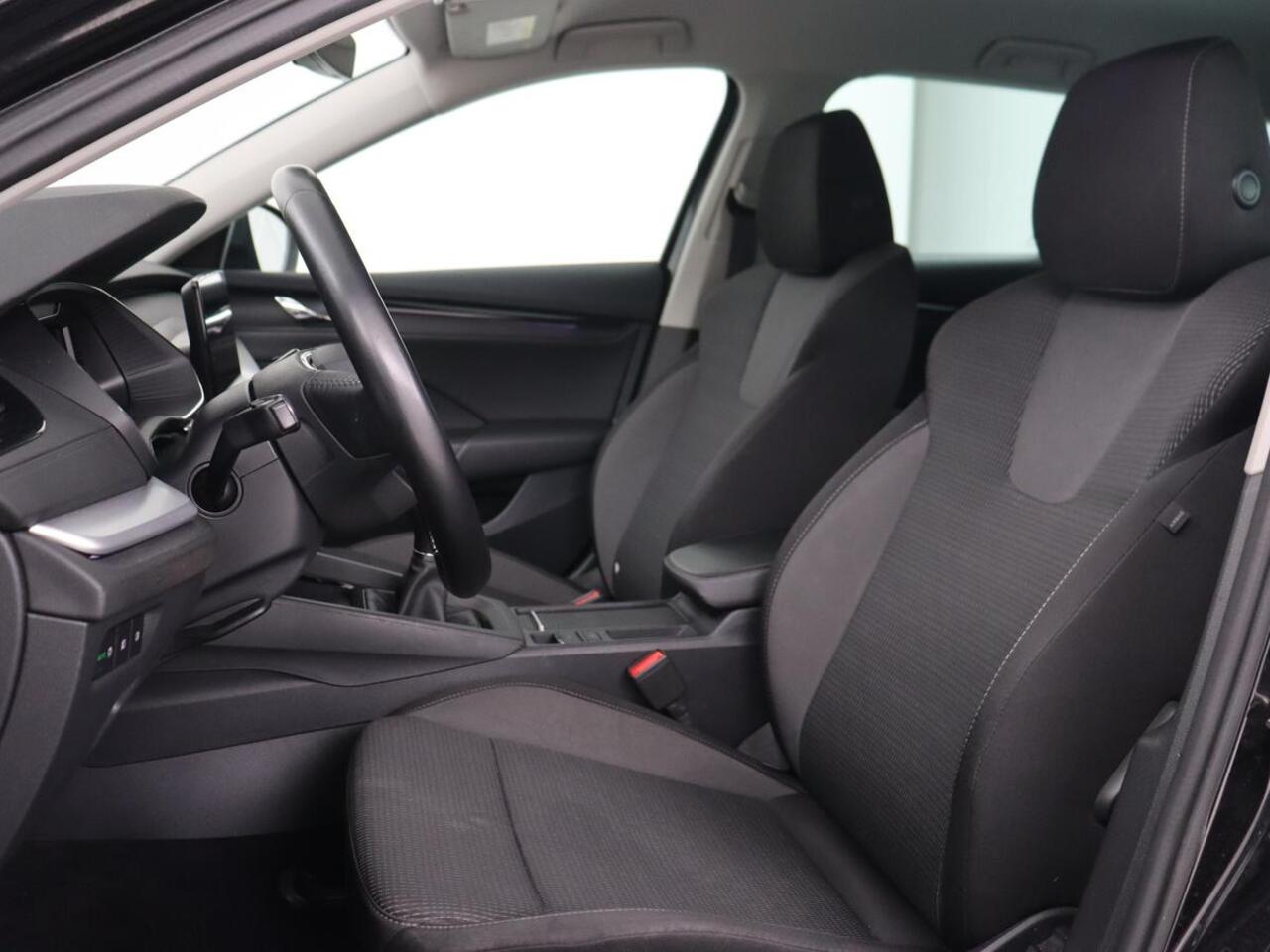 Skoda OCTAVIA 1.0 TSI Business Edition | Carplay | Sfeerverlichting | Navigatie | Full LED | Parkeerhulp | Getint glas | Digital Cockpit