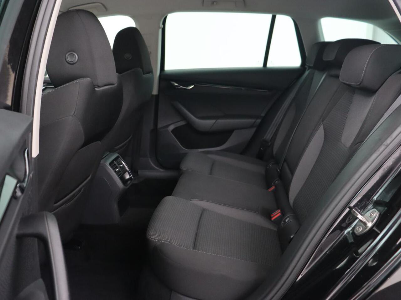 Skoda OCTAVIA 1.0 TSI Business Edition | Carplay | Sfeerverlichting | Navigatie | Full LED | Parkeerhulp | Getint glas | Digital Cockpit