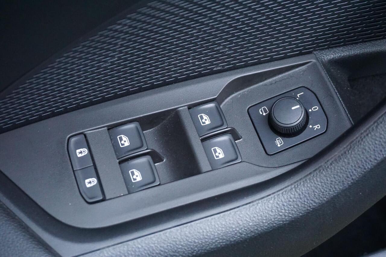 Skoda OCTAVIA 1.0 TSI Sport Business/Trekhaak/17Inch.LMV/ Digitaal Dashboard.