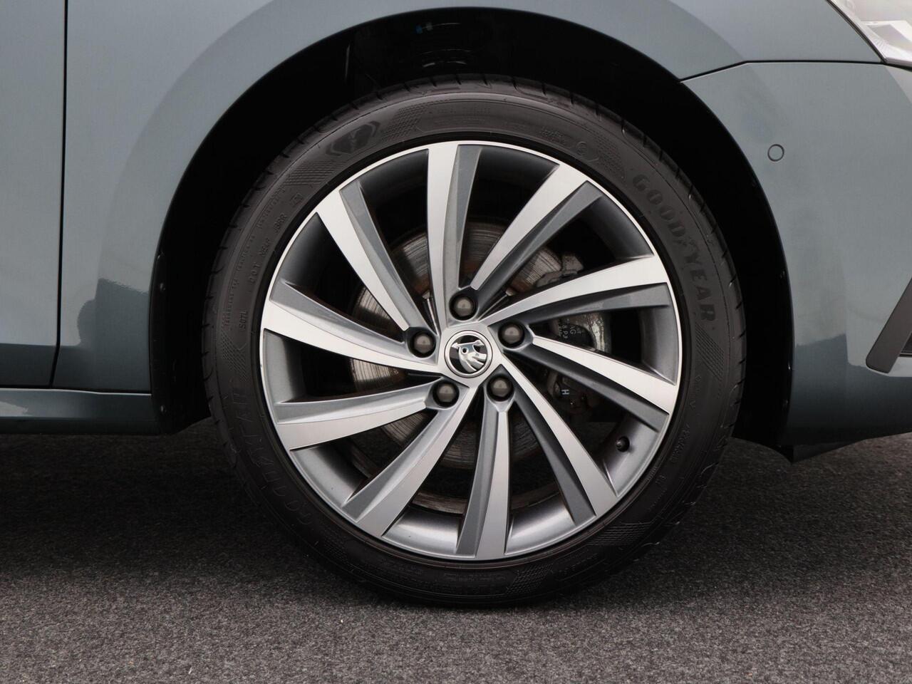 Skoda OCTAVIA Combi 1.4 TSi iV 204 Pk Automaat PHEV Business Edition+ | LED Matrix | Head-Up | Navi | Camera | Climate 3-Zone | Stoelverwarming | 18 Inch | 61.592 Km!!