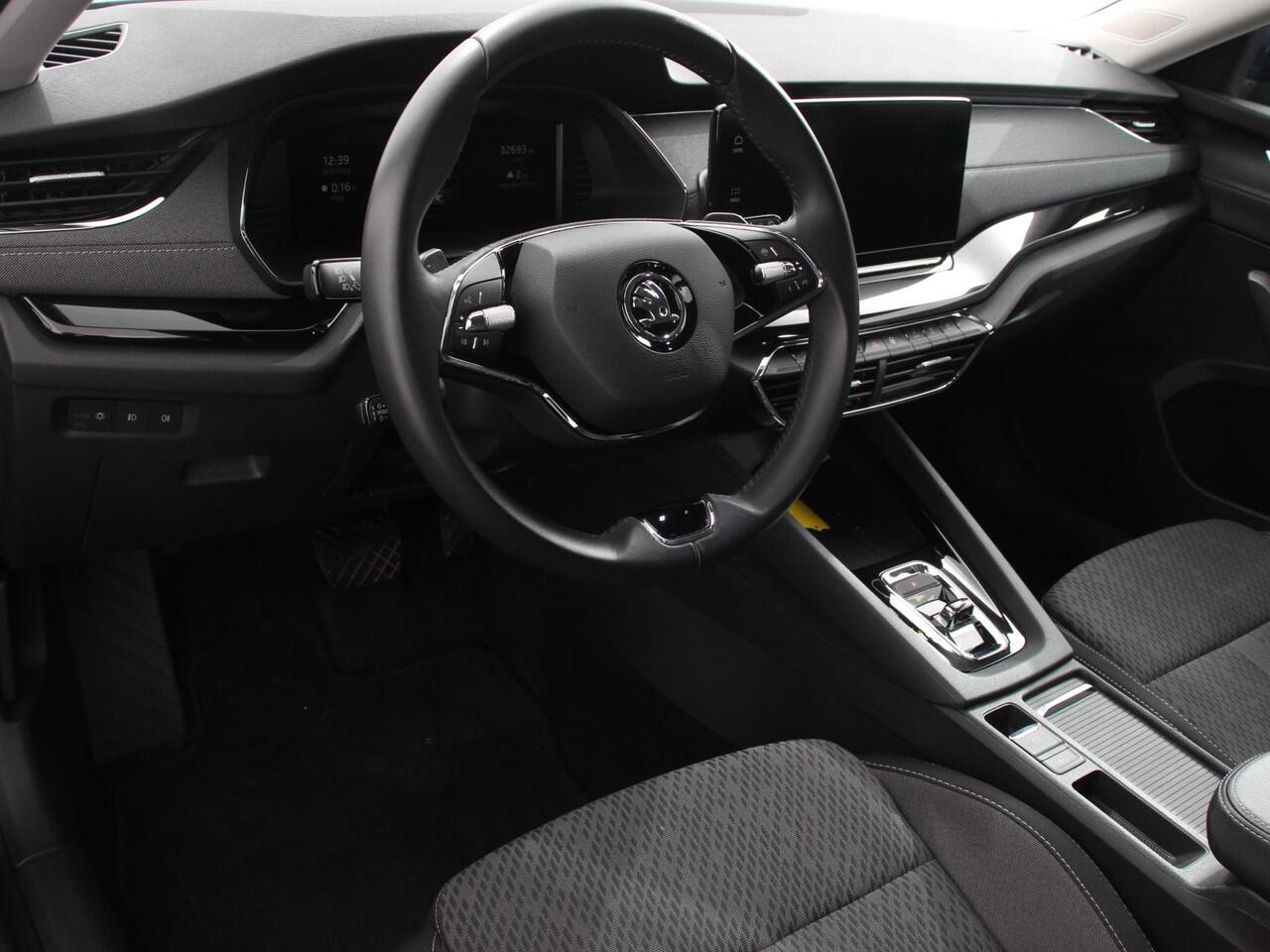 Skoda OCTAVIA Combi 1.0 e-TSI 110pk DSG Style | Navigatie | Apple Carplay/Android Auto| Parkeersensoren | Adaptive Cruise Control | Stoelverwarming | Lane Assist | Attention Assist | Ledverlichting | Afneembare trekhaak | Climatronic | Virtual Cockpit