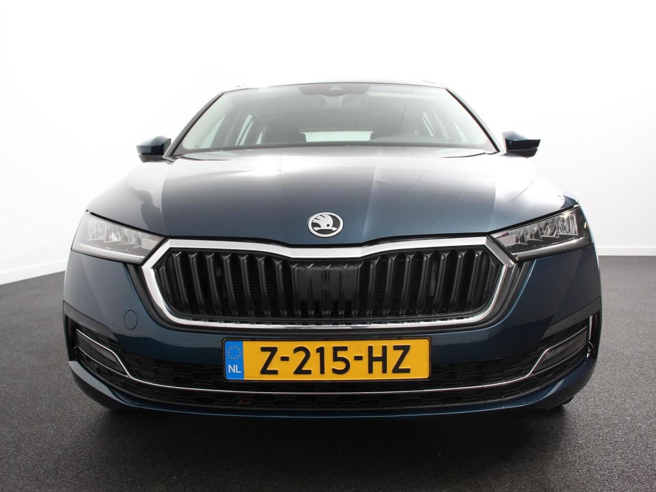 Skoda OCTAVIA Combi 1.0 e-TSI 110pk DSG Style | Navigatie | Apple Carplay/Android Auto| Parkeersensoren | Adaptive Cruise Control | Stoelverwarming | Lane Assist | Attention Assist | Ledverlichting | Afneembare trekhaak | Climatronic | Virtual Cockpit