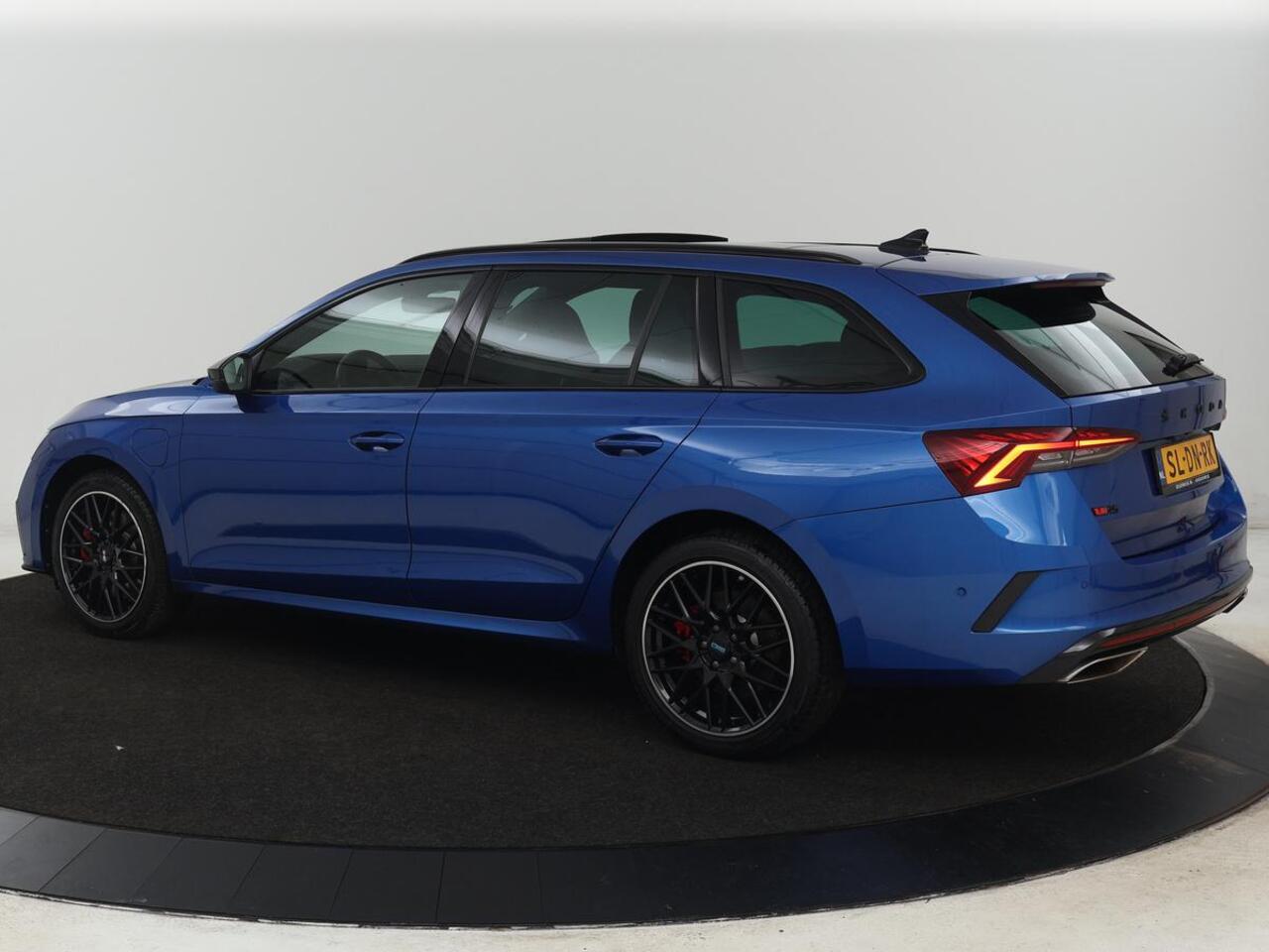 Skoda OCTAVIA 1.4 TSI RS iV PHEV Business | Panoramadak | Head-Up | Leder/Alcantara | Stoelverwarming | Memory | Camera | Carplay | Matrix LED | Achterbankverwarming | Adaptive cruise | Plug In