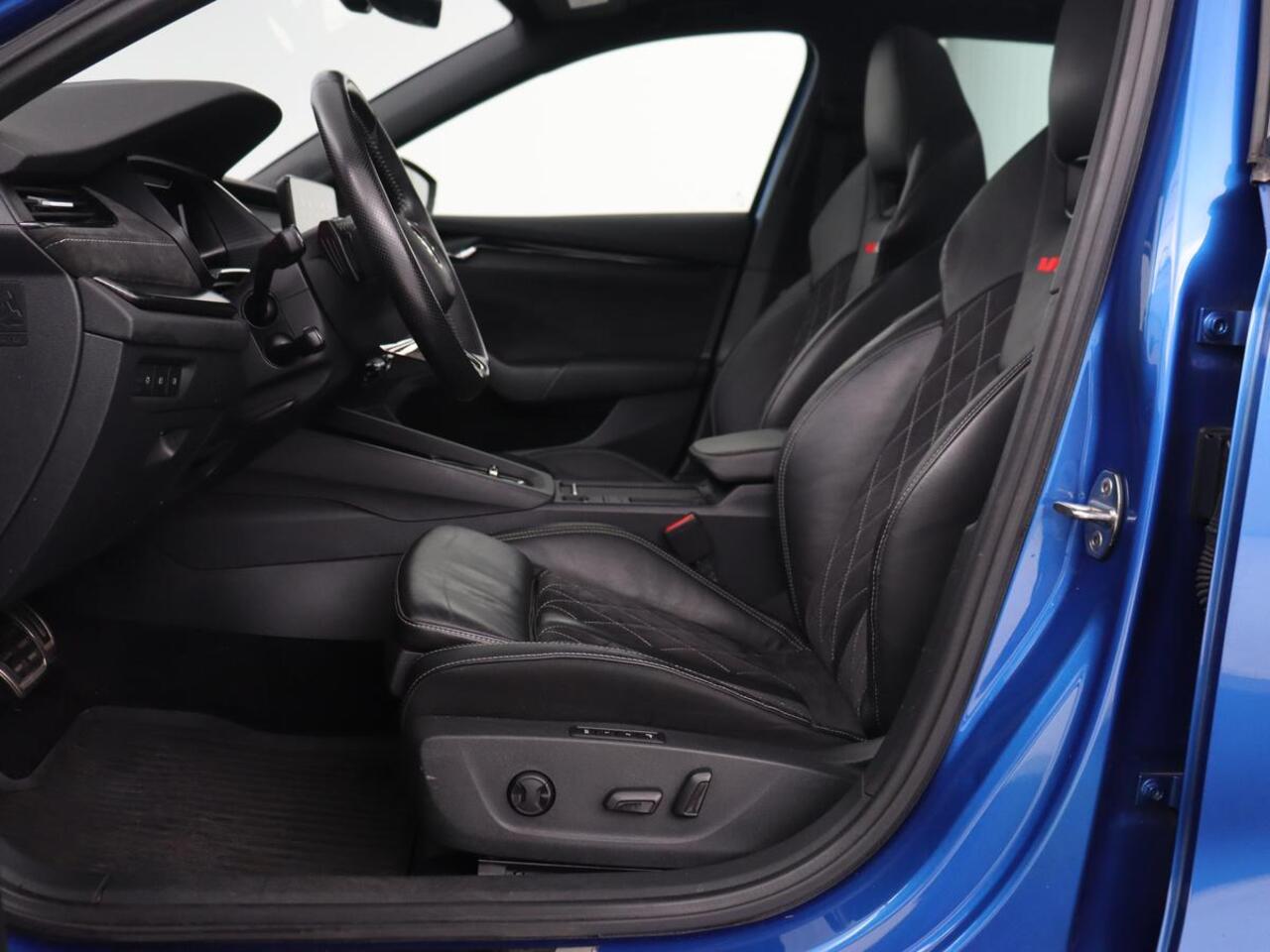 Skoda OCTAVIA 1.4 TSI RS iV PHEV Business | Panoramadak | Head-Up | Leder/Alcantara | Stoelverwarming | Memory | Camera | Carplay | Matrix LED | Achterbankverwarming | Adaptive cruise | Plug In