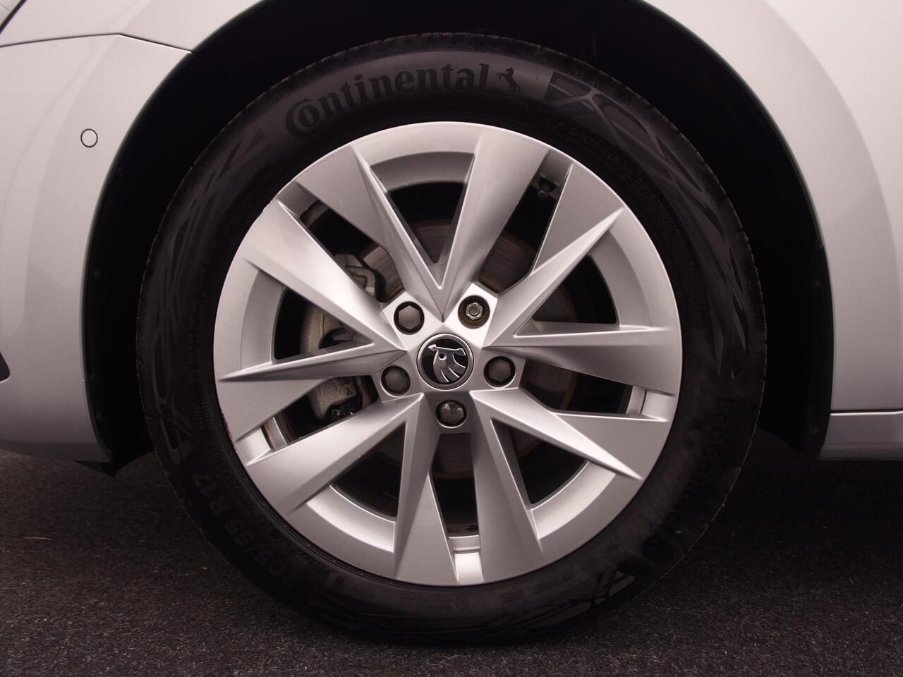 Skoda OCTAVIA Combi 1.0 e-TSI Business Edition Plus AUTOMAAT / LEDER / STOELVERW / CAMERA / KEYLESS / CARPLAY / SFEER / FULL LED / NL-AUTO